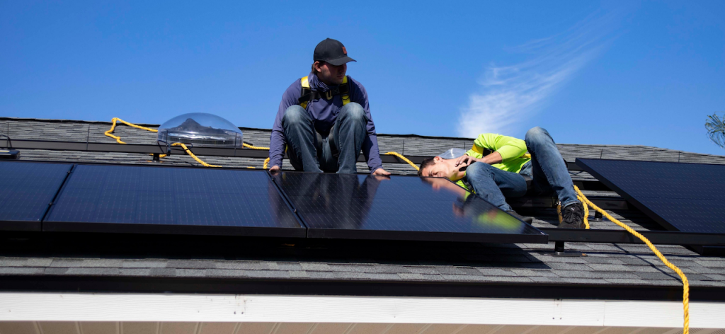 Installation de panneaux solaires sur toiture