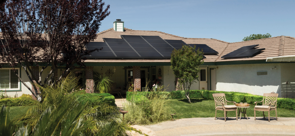 Installation de panneaux solaire sur toiture de maison en surimposition. Par C2E Energy