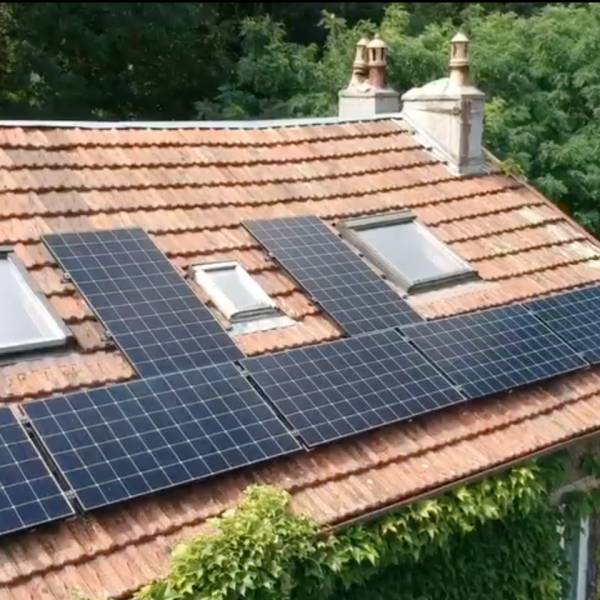 Installation panneaux solaires SunPower Maxeon 6, en surimposition sur toiture.