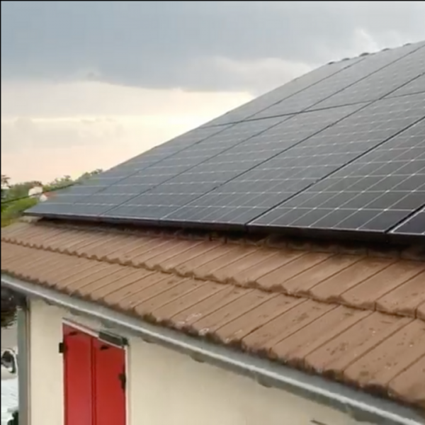 Installation de panneaux solaires, marque SunPower Maxeon 6 sur toiture de maison.