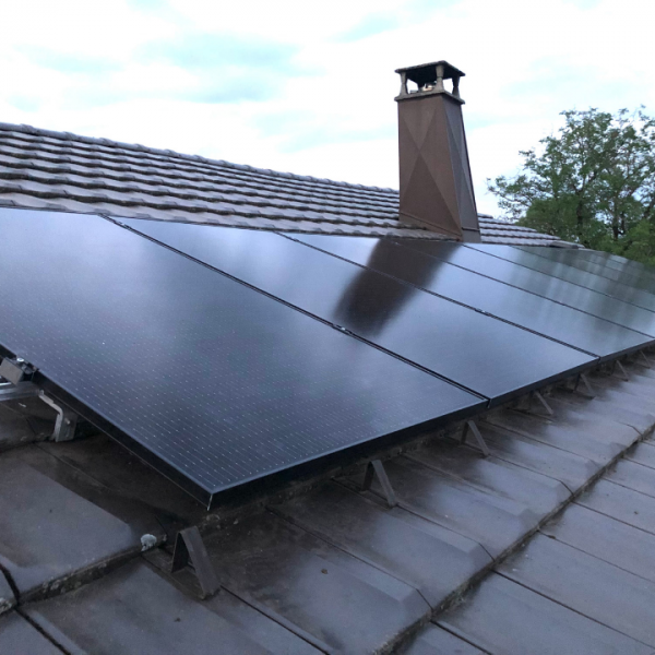 Installation panneaux solaires sur toiture en surimposition.